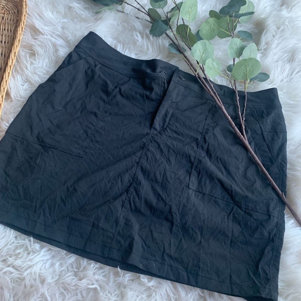 Boston traders L black skort